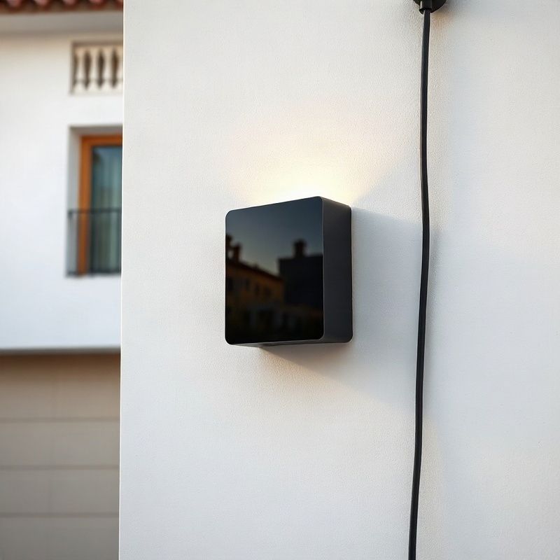 Detalle de un wallbox de tipo 2 instalado en pared blanca de garaje